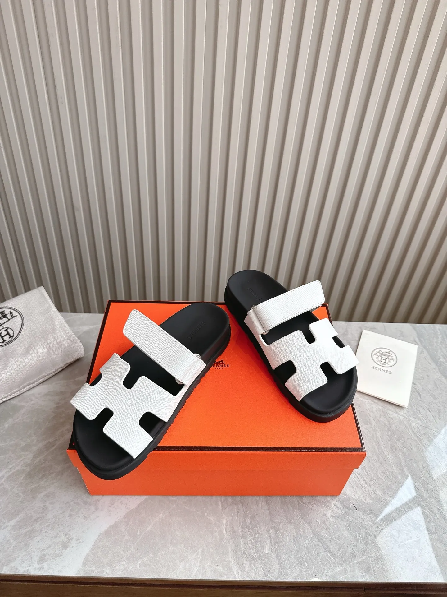 p480🐮🐮Couple model (top version) H family 2024 spring and summer new style HERMES Hermes' recently popular couple model pig nose angle sandals and slippers, paired with various colorful socks, popular. Upper: imported original deerskin (the genuine leather edging is not ordinary super migration). Lining: imported genuine leather. Outsole: Tpu non-slip and wear-resistant outsole. Size: Female 35-42 (40/42 non-returnable and non-exchangeable) Male size: 39-45 (45 non-refundable and non-exchangeable)